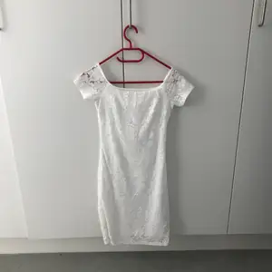 Figurnära vit klänning, perfekt för sommarfesten eller studenten! 🌼