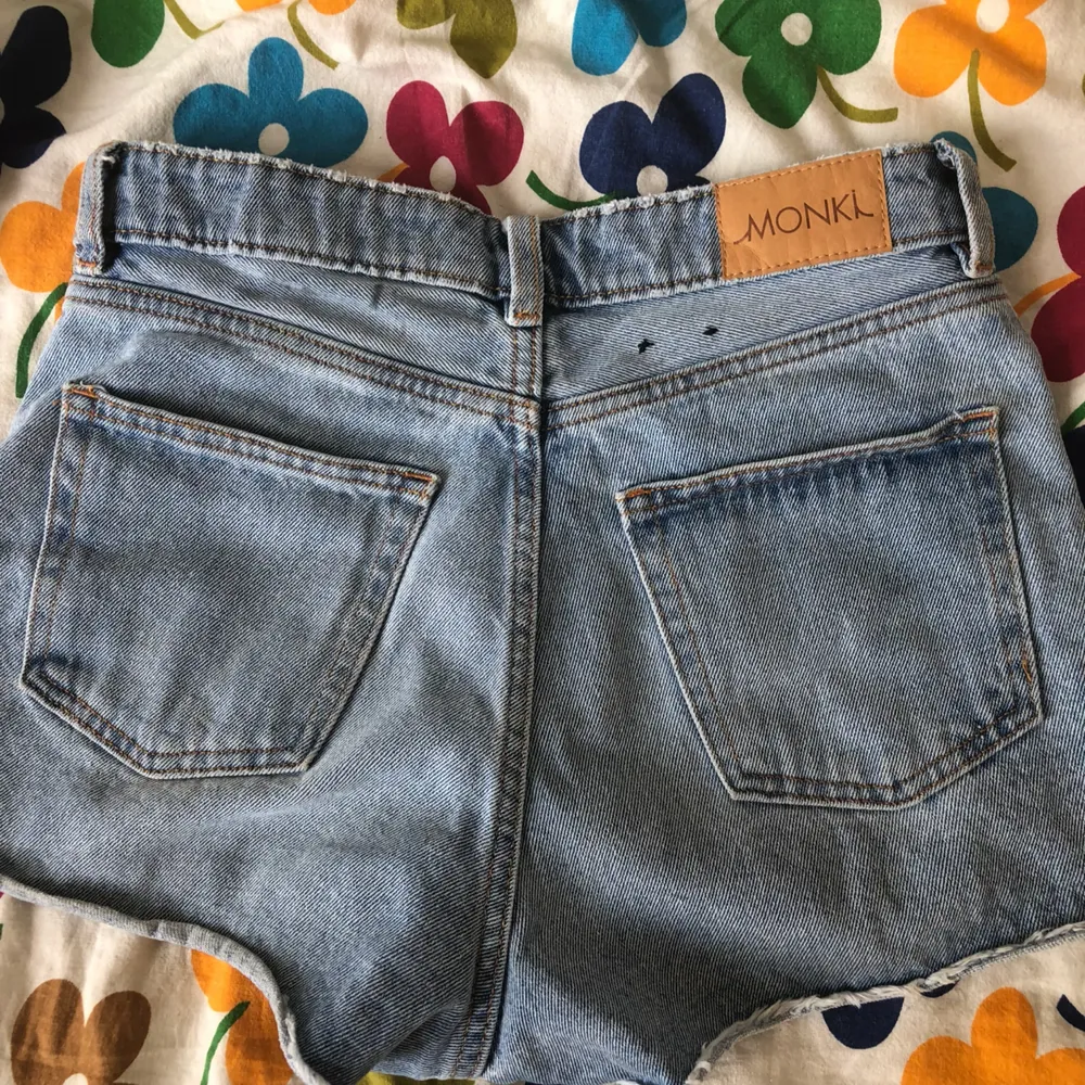 Snygga shorts ifrån monki! Säljer dessa då de inte kommer till användning så mycket. Storlek 26. Vilket motsvarar S. Frakt ingår i priset☀️  . Shorts.