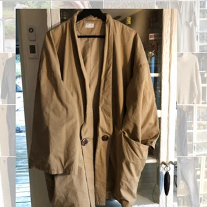  - Oversize jacka i bomull, så snygg på. Trasiga fickor men en händig syr lätt ihop dem. Har katt, fraktar mot kostnad.