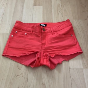  - Snygga korallfärgade shorts. Fickor fram och baktill. Eventuell frakt tillkommer med 29 kr 🌿