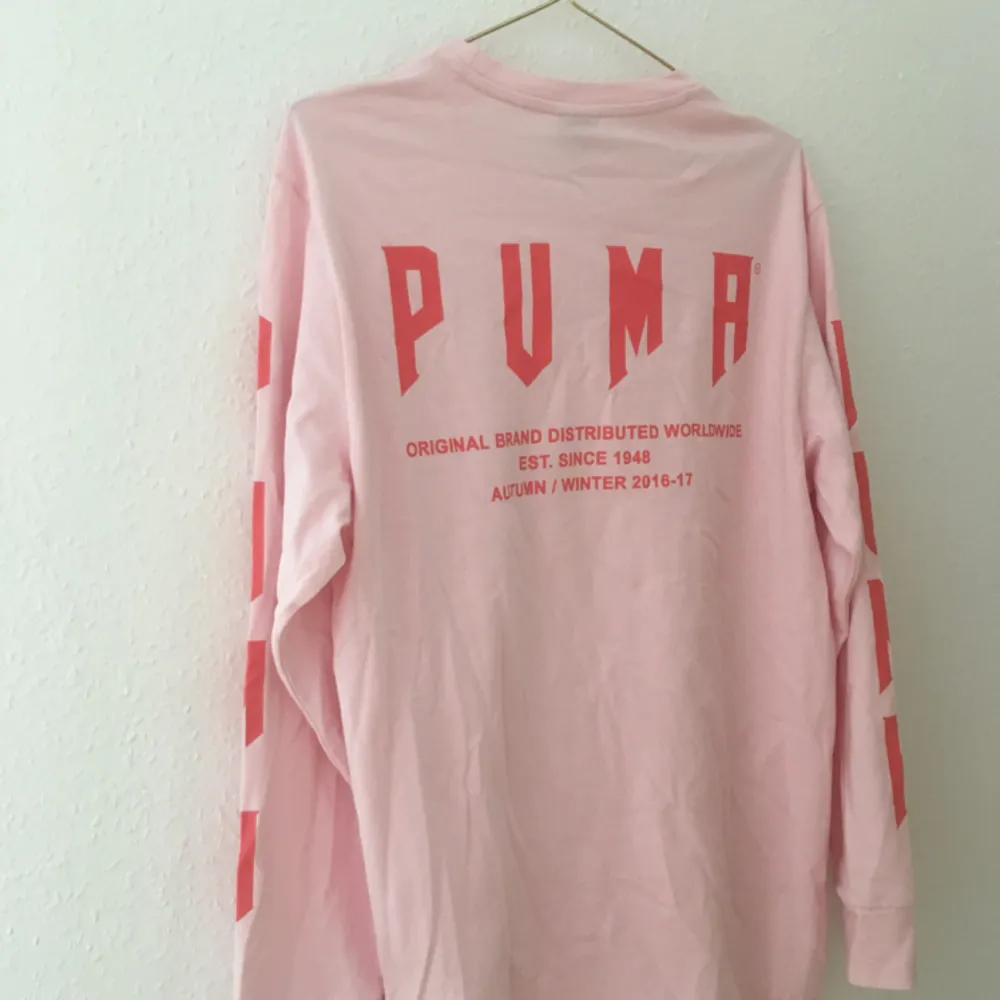 Tunn sweatshirt från Puma. Strl XS men väldigt oversized (som en L). Oanvänd. . Tröjor & Koftor.