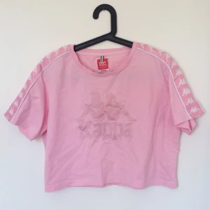  - Rosa crop top från Kappa!!! Strl M. Liiten fläck vid toppen av K:et som knappt syns alls. Köparen betalar frakt eller så kan jag mötas i Sthlm!