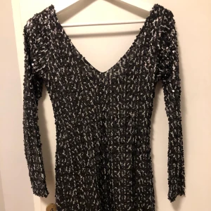  - Fin paljettklänning, lite stor i storleken! 