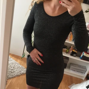  - Glittrig fodralklänning i fint skick