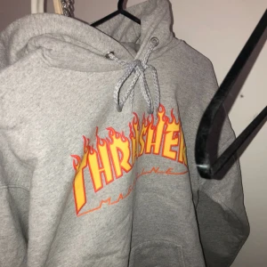  - Thrasher hoodie i superfint skick, använt ett par gånger. Jag är en storlek XS och den är perfekt som en oversized hoodie. Kan mötas upp i linköping eller fraktas. Frakt ingår i priset 
