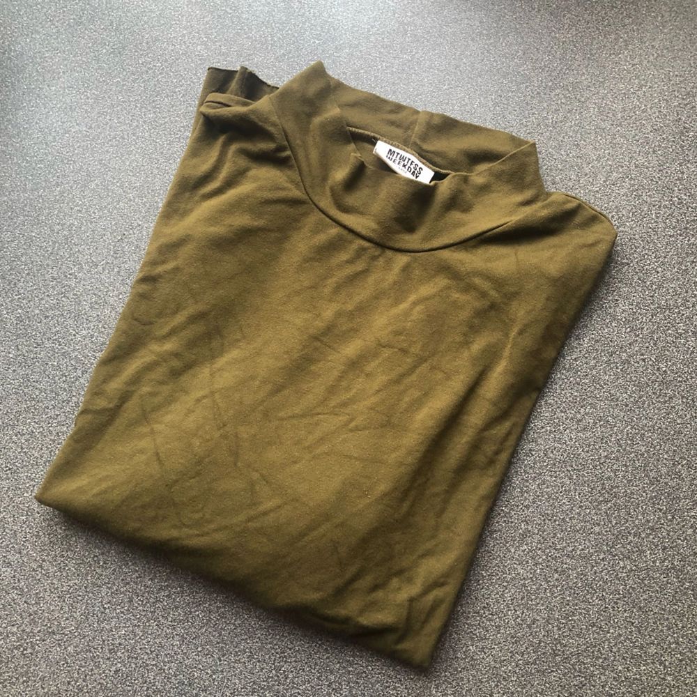 Militärgrön tshirt från weekday! Fint skick! 🌟💫Halvpolo och snyggt oversize. Frakt tillkommer om vi inte möts upp.🌻. T-shirts.