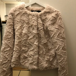  - Oanvänd fusk pälsjacka från Vero Moda. Kan skicka eller mötas upp i centrala Stockholm. Jättefint skick! Som ny 