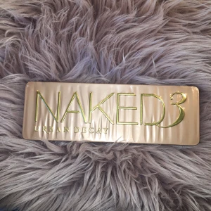  - Äkta Naked 3 palette, använd på ca 3 färger, men resten är knappt använt. Älskar färgerna, men använder aldrig paletten. 