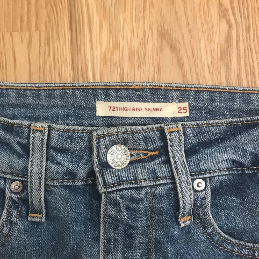 Levis jeans  Modell: 721 high Rise skinny  Storlek: 25  Kan mötas upp i Stockholm eller fraktar. Köparen står för frakten.   . Jeans & Byxor.