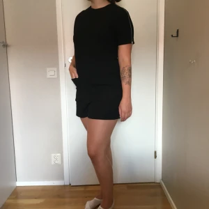  - Jumpsuit/playsuit från Zara. Svart med fickor fram och dragkedja bak och på ärmarna. Möts upp i Göteborg eller fraktar 😊