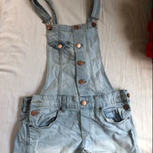  - Superfina jeans hängsleshorts från hm divided i storlek 36. Snygga slitningar. Använda men i fint skick. Frakt tillkommer. 