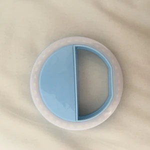  - Selfielight som man sätter fast på telefonen. Den har 3 olika ljusstyrkor. Möts upp i Göteborg eller fraktar 😊