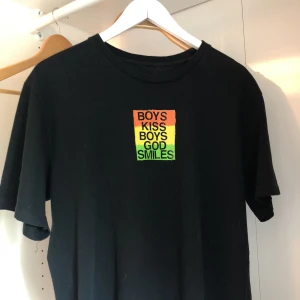  - T-shirt från UNIF, använd en gång. Frakt ingår, pris kan diskuteras. Originalpris 52 USD + frakt