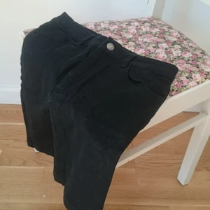  - Helsvart jeanskjol med hög midja. Oanvänd. Märke Ginatricot, storlek 34. Längd 40 cm. 