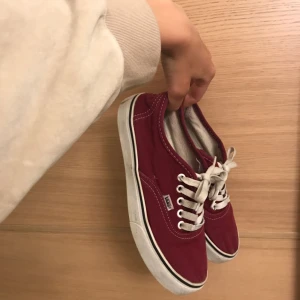  - Vinröda Vans skor