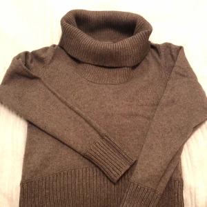  - Stickat, mjuk, fin beige, cashmere; köparen står för frakt