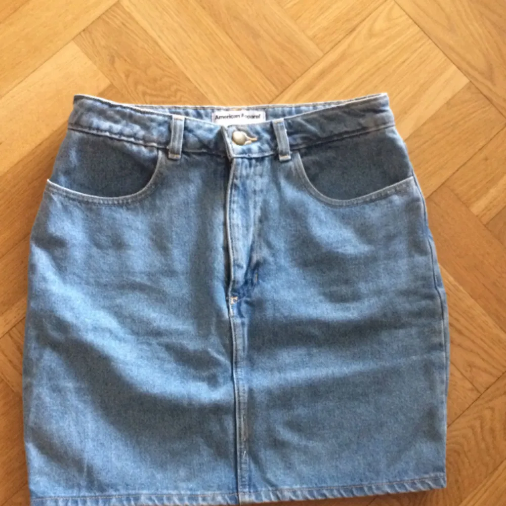 Jeans high waist skirt från American apparel, använd 2 gånger bara!🌸. Kjolar.