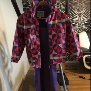  - En bra regndräkt ,nästan oanvänd ,stl 122-128,för 98kr