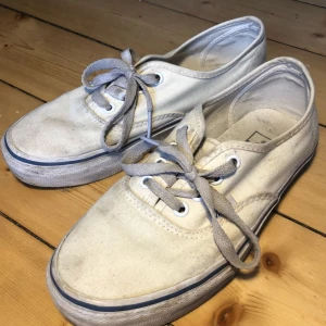  - krämvita vans. lite smutsiga men hela!