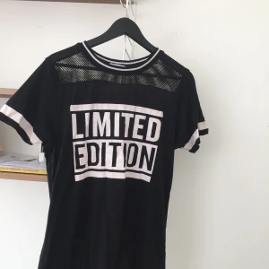  - Snygg lite längre t-shirt, från Valleygirl. 