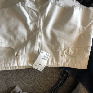  - Helt nya vita korta jeansskjorts med slitninga. Riktigt snygga men då jag gått ner i vikt så är dom förstora. 