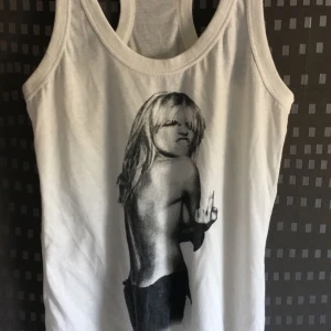  - Vitt linne med tryck köpt i Thailand. Storlek vanlig Small. Finns i Gävle men skickar gärna mot fraktkostnad 🌟