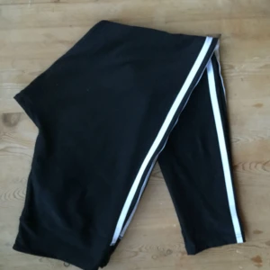  - Klassiska träningstights med tre ränder på sidan. Typ aldrig använda!   Köparen står för frakten, eller hämtas vid KTH eller västertorp/mälarhöjden.