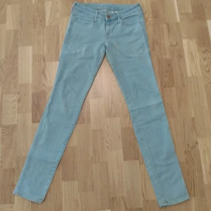  - Ljusa jeans från H&M. Sparsamt använda, 50 kronor plus frakt, tar Swish