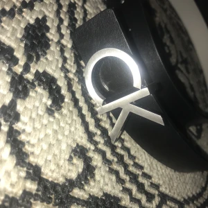  - Säljer min Ck skärp för använder inte den har bara köpt den i onödan den är äkta Ck den är 75cm lång :) Priset kan diskuteras! :) Priset kan diskuteras! :)