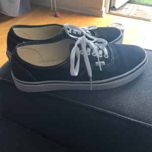  - Oanvända vans u era skor storlek 43(frakt tillkommer)  Riktigt snygga och bekväma men tyvärr fel storlek för mig