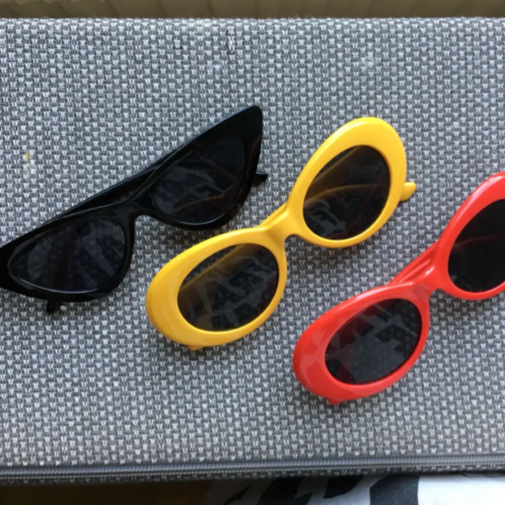Snygga och speciella solglasögon, alla är oanvända!  60 kr/styck :) . Accessoarer.