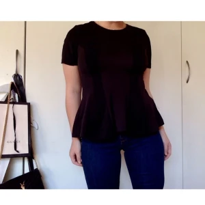  - Jätte smickrande svart top från Monki! 