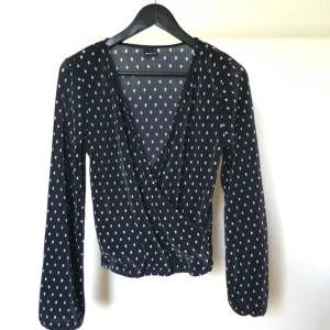  - Oanvänd prickig blus från Gina Tricot, omlott. Superfin! 
