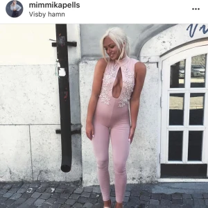  - Used one time , same the one the model have but in black ! Really super elegant and nice . The buyer pays for the delivery , British brand Oh Polly