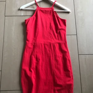  - Röd tight klänning från Nelly, använd 1 gång. Passar som xsmall oxå💕
