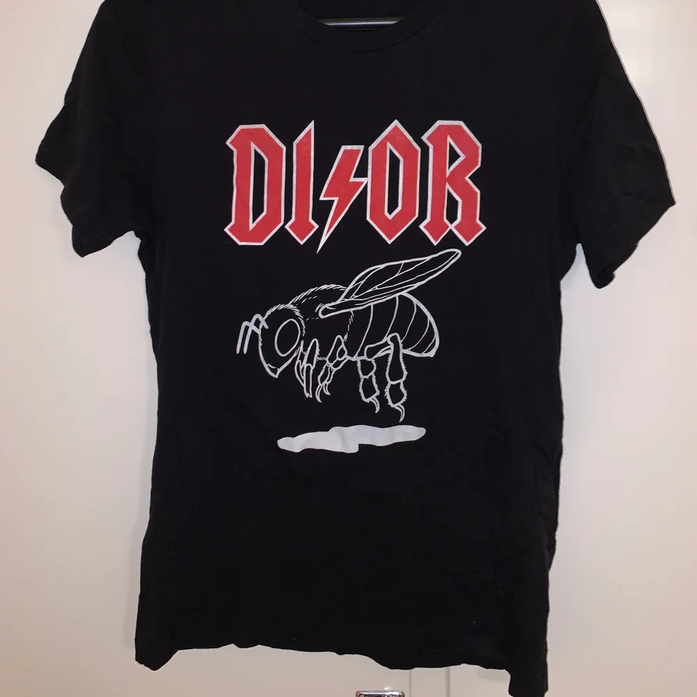 Superfin vintage style ”dior” x band t-shirt. Passar en XS-M i både herr och dam. Mycket fint skick! 🖤 . T-shirts.