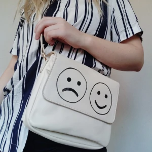 Moody Handbag  - En vit väska med handmålat tryck. ♻️ Köpare står för frakt på 63kr. ✨