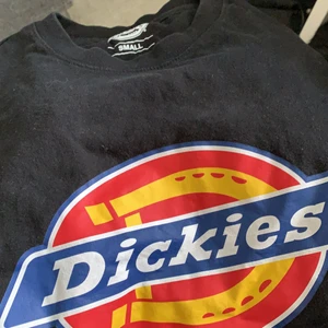Dickies tshirt - Köpt på carlings för 250kr, jätte fint skick knappt använd, säljer då den inte kommer till någon användning. 💕 skriv dm vid intresse! 🍃