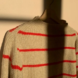 Randig stickad tröja  - Sååå fin randig stickad tröja från mango. Jättebekväm och i bra skick, inga noppor eller så. Fin havrebeige färg med röda ränder. 