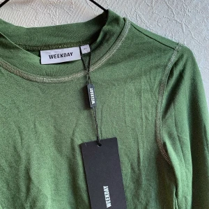 Grön tröja - Skitsnygg grön tröja från Weekday helt oanvänd pga för liten storlek. Sömmen är i silvrig tråd. Frakt 50kr men kan även mötas upp⚡️💗