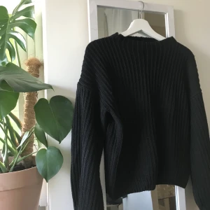 Stickad tröja från NaKd - En svart stickad tröja från NaKd. En kort turtleneck, ballongärm. Något ”trådig” i nacken men detta går att klippa bort. Storlek XS. Köparen står för frakt.