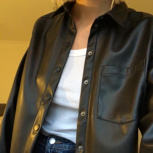 Skjorta i skinnimitation  - Intressekoll på min skjorta i skinnimitation från H&M!             Kan mötas upp i Göteborg eller frakta där köparen står för fraktkostnaden💛