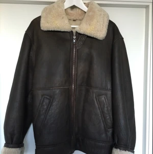  - Sjukt snygg och gosig jacka! Påminner om en sherling :) mörkbrunt läder, märke Hollies✌🏼️