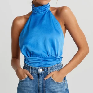 Blå satin topp - Intressekoll på min slutsålda topp från Gina! Toppen är i storlek 32 men passar 32-36. Jag har använt den 2 gånger och den är i nyskick❤️ Hösta bud: 370kr+frakt💕