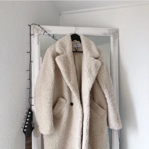 Mysig kappa 🤍 - Köpt från en butik (Reserved) säljer pga ny jacka! Nypris ca 850-1000 (ni kan gå in och kika på sidan hur mycket jackorna ungefär kostar på sidan)