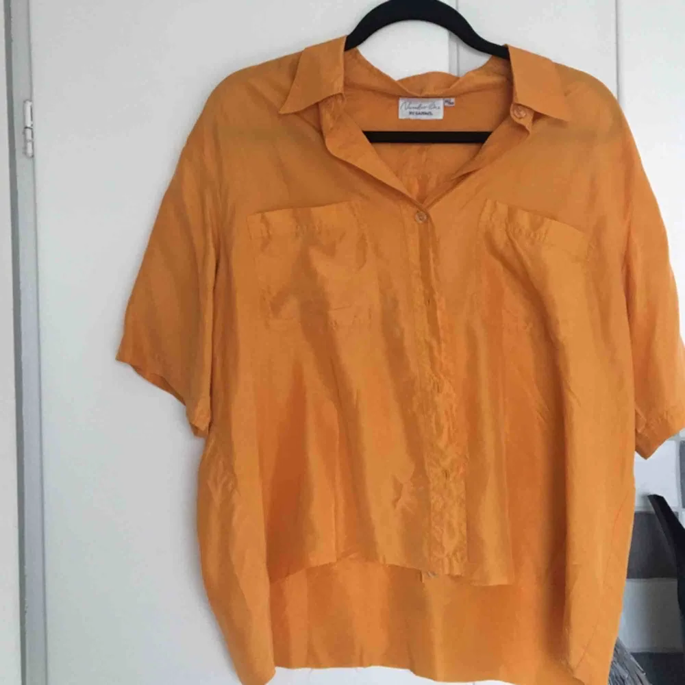 Orange Second hand skjorta i tunnt luftigt tyg. Perfekt på sommaren!🧡 Jag har själv klippt den i midjan, därför är den lite fransig. Annars bra skick!!  Lite frakt tillkommer . Skjortor.