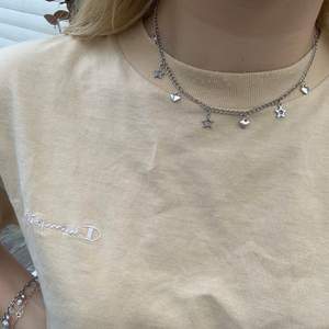 Säljer även på Instagram: @aliceruthjewelry 🤍                3 olika halsband i olika modeller💫                                  Alla innehåller rostfritt stål💍                                           Rostfritt stål kedja med hjärtan och stjärnor: 90kr         Pärlat halsband med hjärtan: 80kr                                  Pärlat halsband i blandade färger och pärlor: 80kr