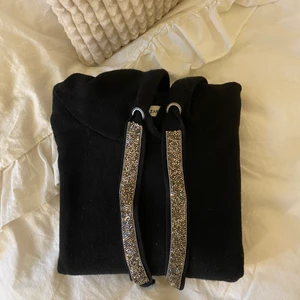 Stickad hoodie🤎 - Svart stickad hoodie från zara. Något croppad. 