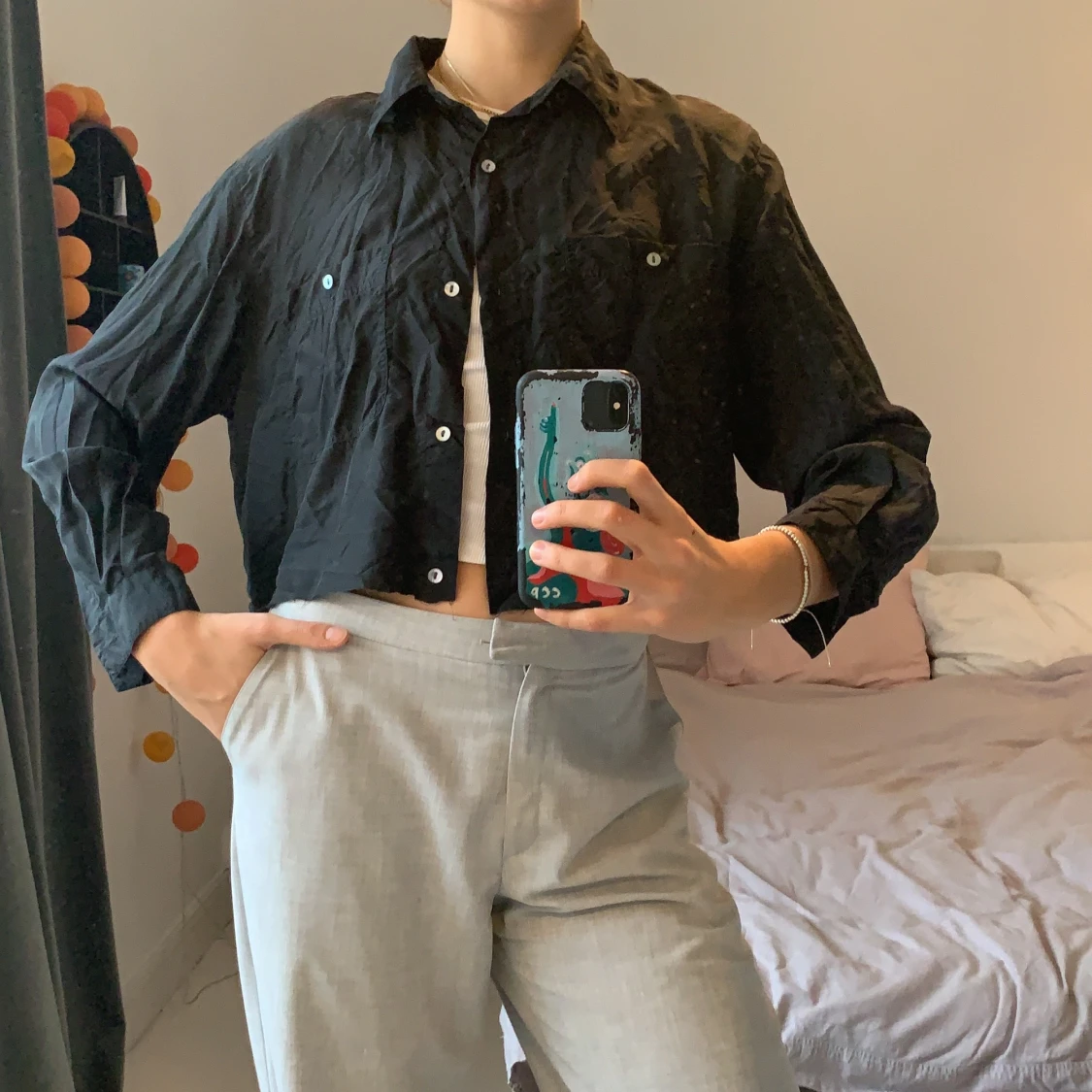 Croppad svart skjorta