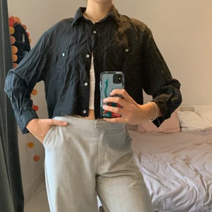 Croppad svart skjorta - Svart skjorta köpt second hand, märke Twilfit- ”Addera”. Avklippt själv för en cool look💕 Superfint material! 